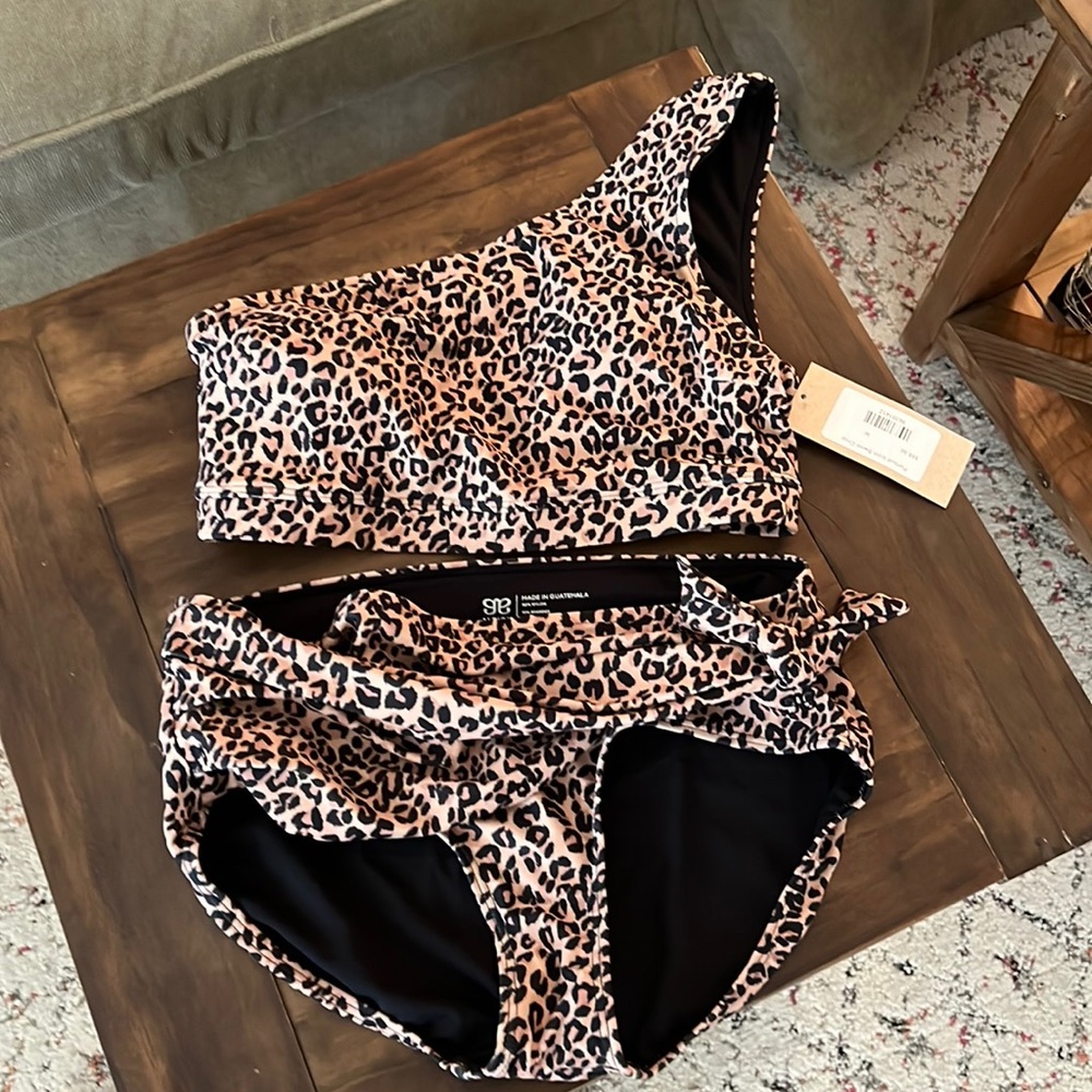 Albion Fit Pursuit Midi Simone Bottoms and Icon top